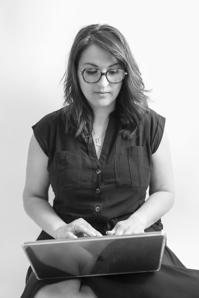 portrait d'une femme avec un ordi